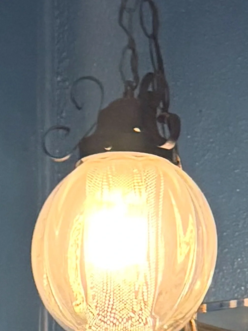Vintage-Style Glass Globe Pendant Light in Cream -